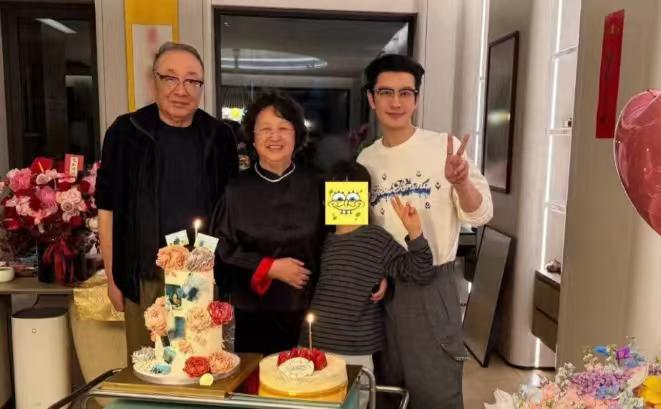 黄晓明妈妈生日，合影里只有孙子小海绵，孙女不见踪影，叶珂的如意算盘要落空了！4