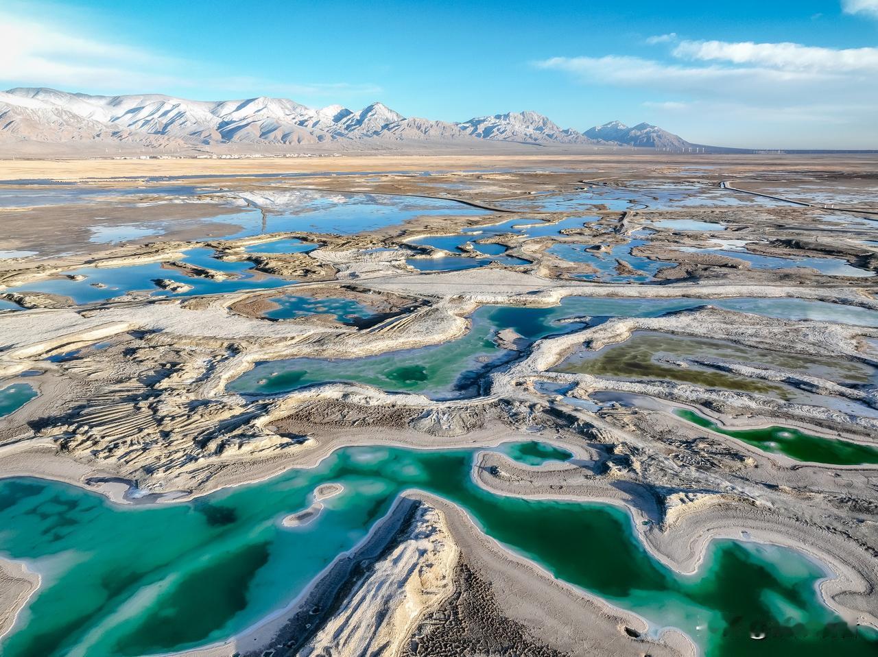 大柴旦翡翠湖是国家AAAA级旅游景区，位于青海省西北部，柴达木盆地北缘，海西蒙古
