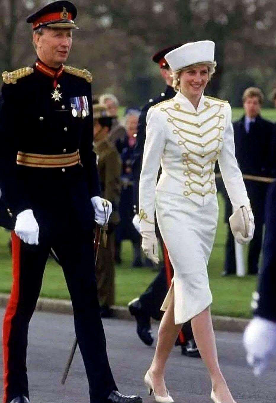 戴安娜走了二十六年，我们还在排队看她留下的裙子。去年V&A展她的“复仇小黑裙