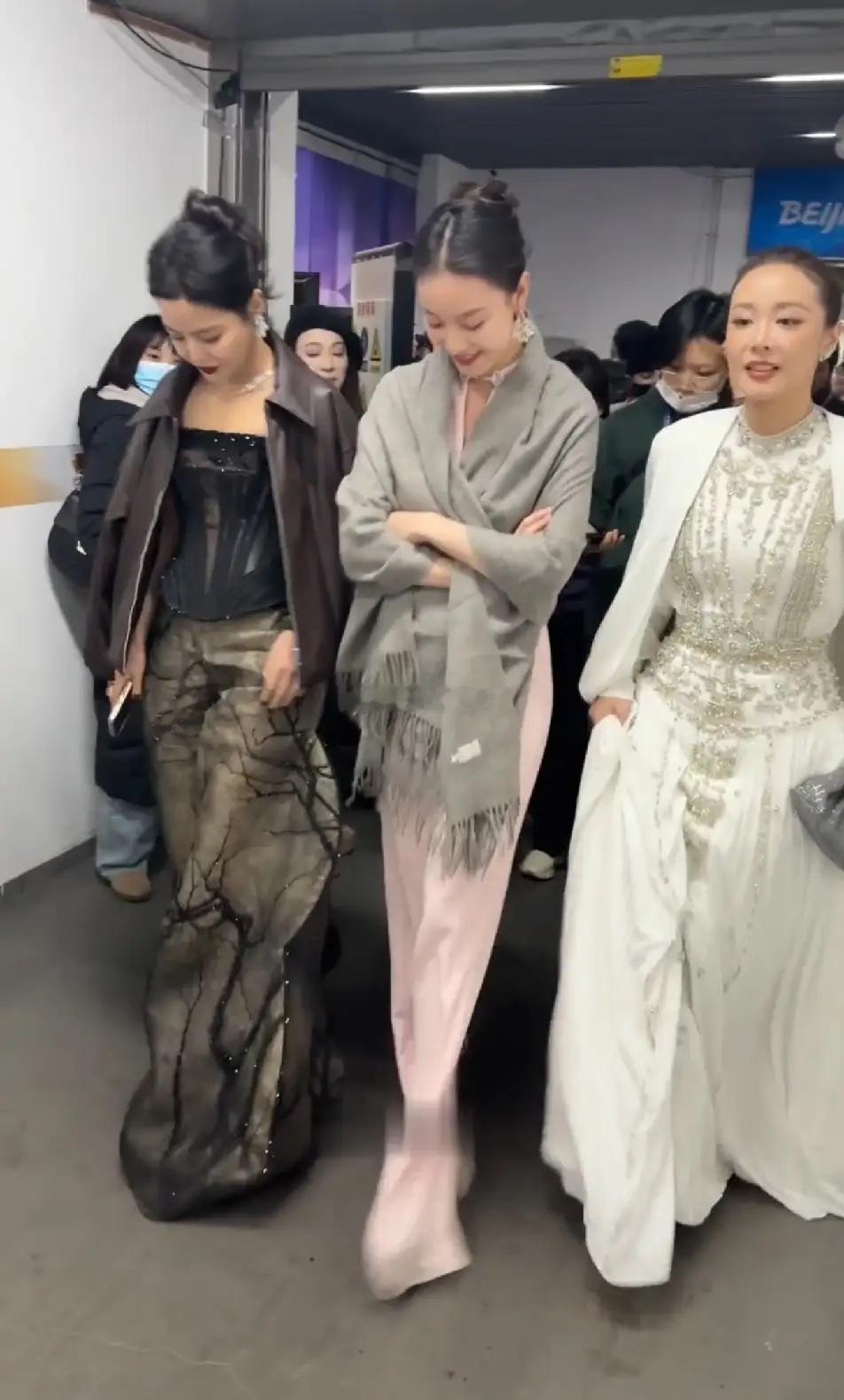 倪妮，辛芷蕾和高叶三个拽姐走一起，还是又拽又媚又甜的倪妮最好看！先看身段，倪妮最