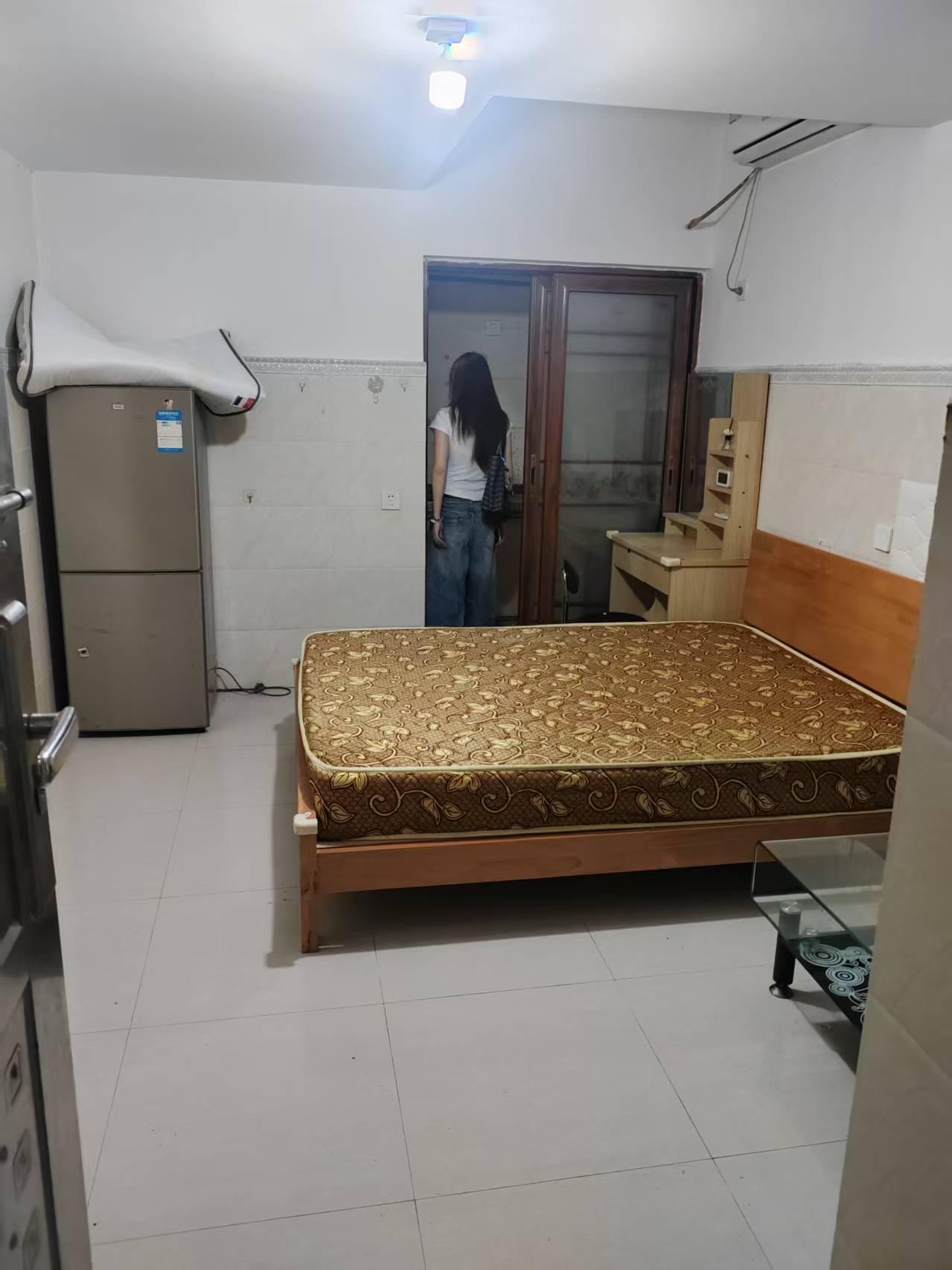 一女孩过来广州租房，单间租金1000元，她觉得就是光线不好，没地方晒衣服