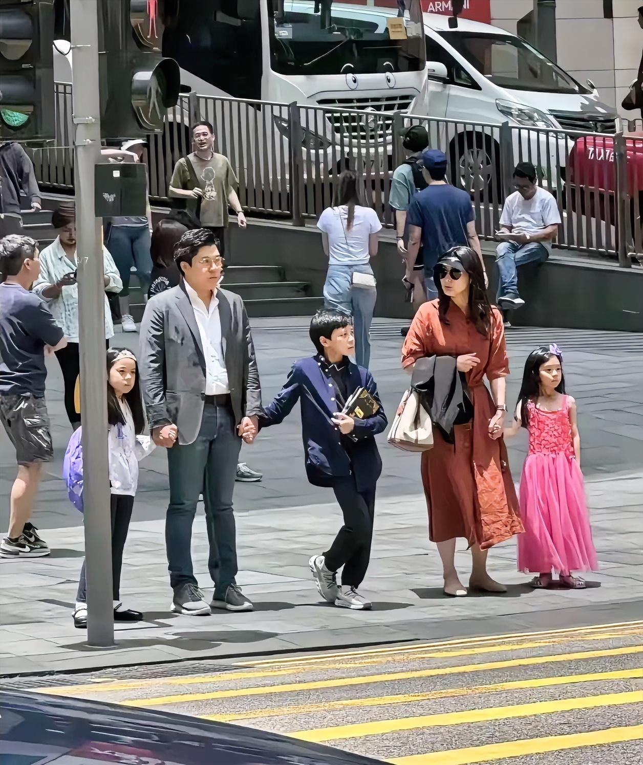 郭晶晶一家走在大街上，想低调都难，全家都自带着光环，你们看看是不是呢？
