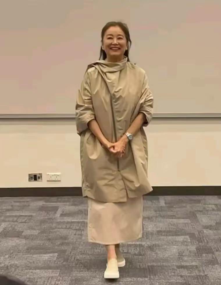 刷到71岁林青霞优雅亮相，有人说“不对劲”，我看是我们想多了……林青霞去