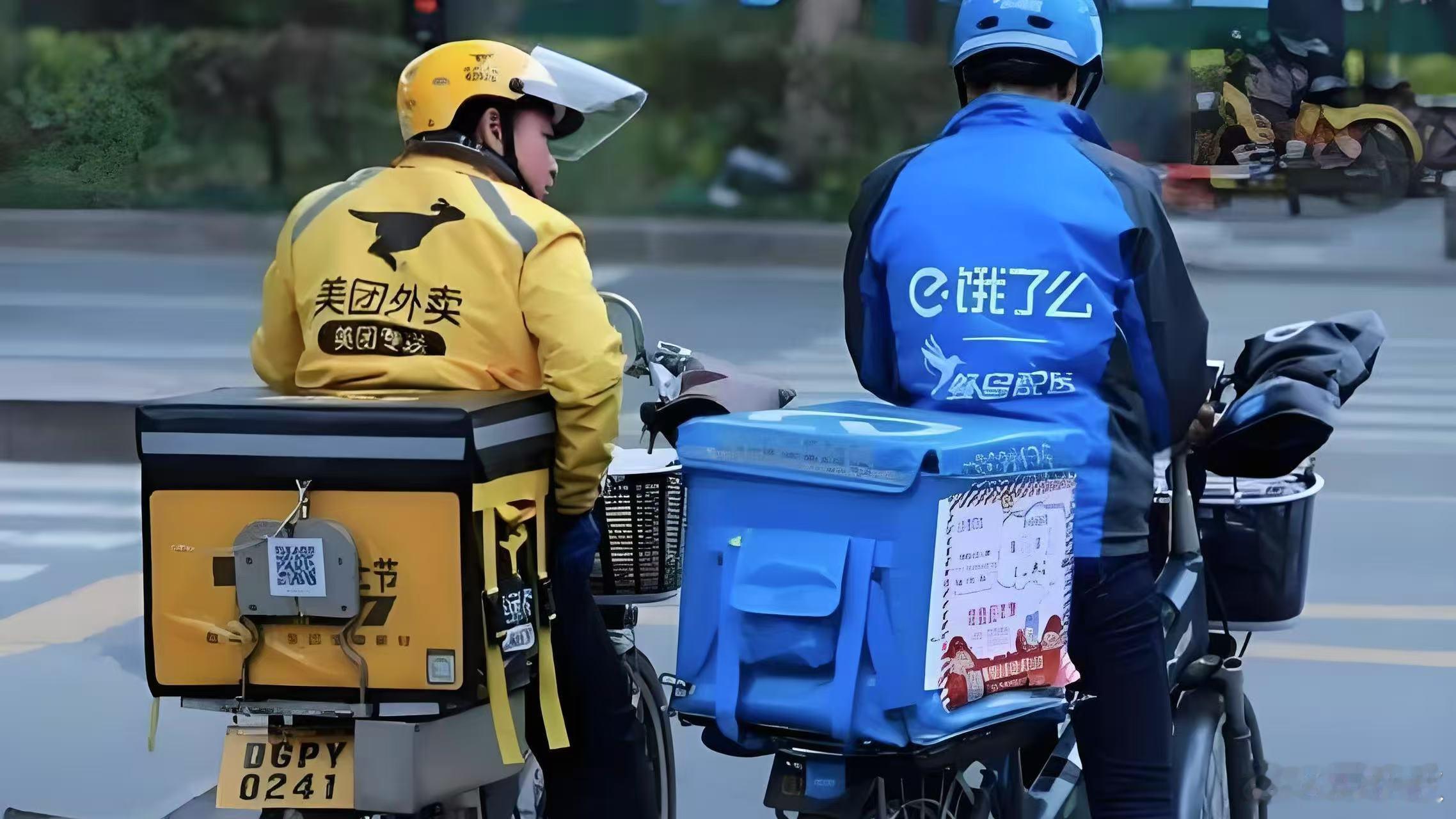 外卖小哥周日下午三点，烈日炎炎，我坐在一家咖啡馆等人。边上，一名外卖小哥站着，不