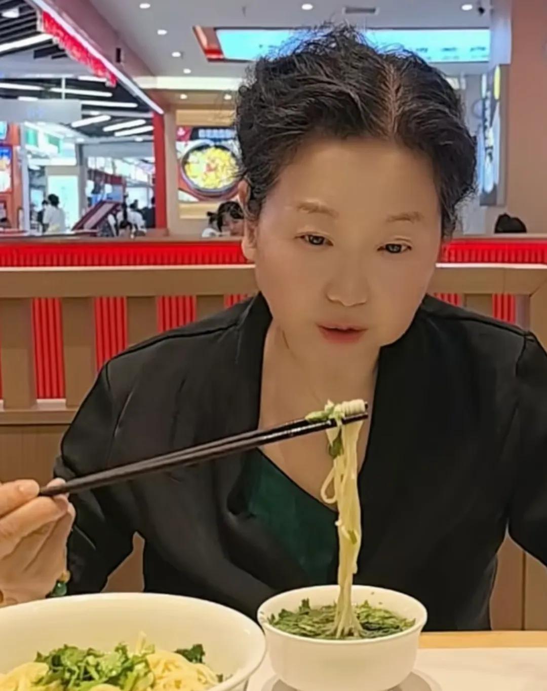 真的非常佩服杜女士！26号三拒绝开会了，结果不去，在家里发小作文，美其名