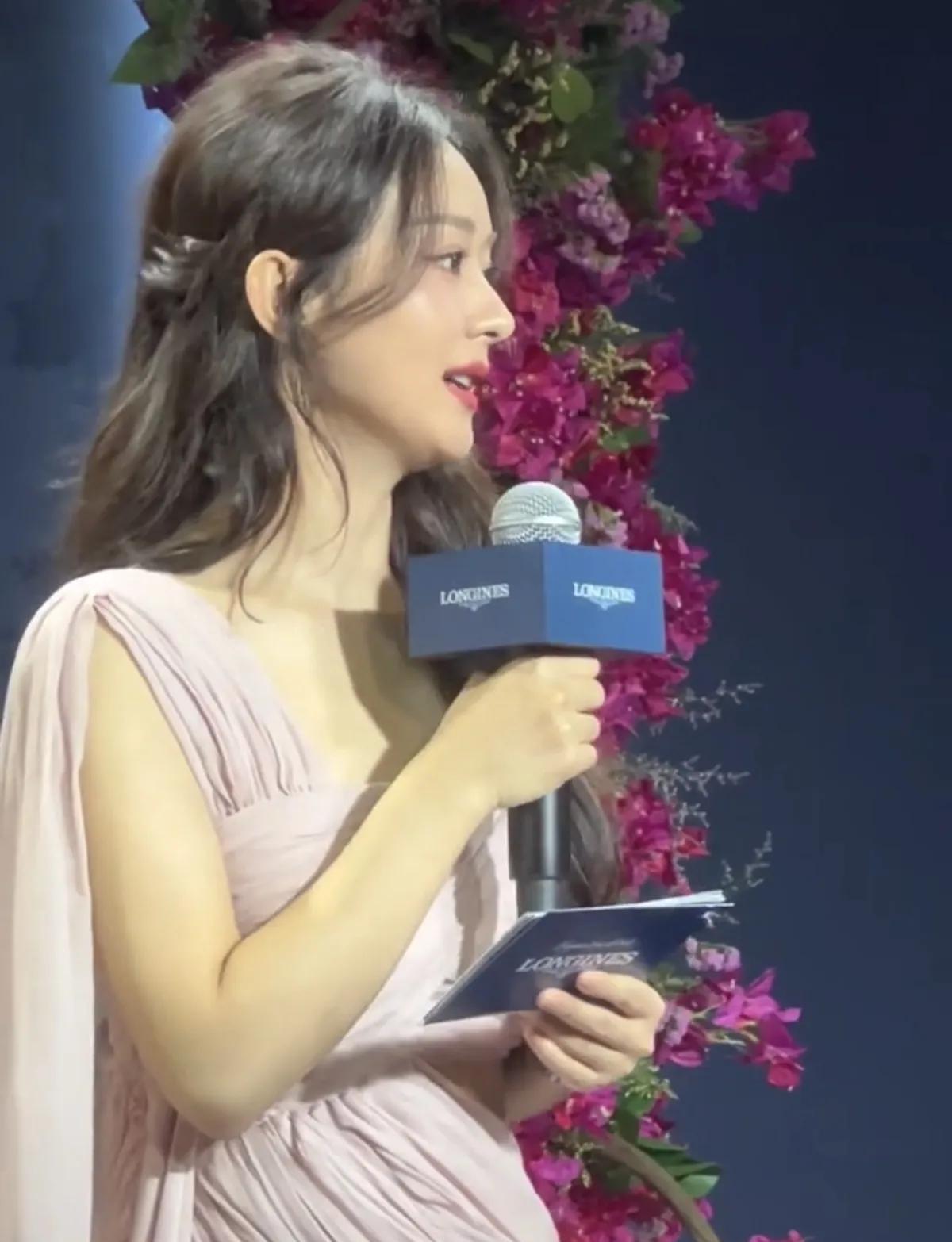 最喜欢的女明星就是赵丽颖，好喜欢这种长相，长得温柔甜美，性格坚强有主见又能干。我