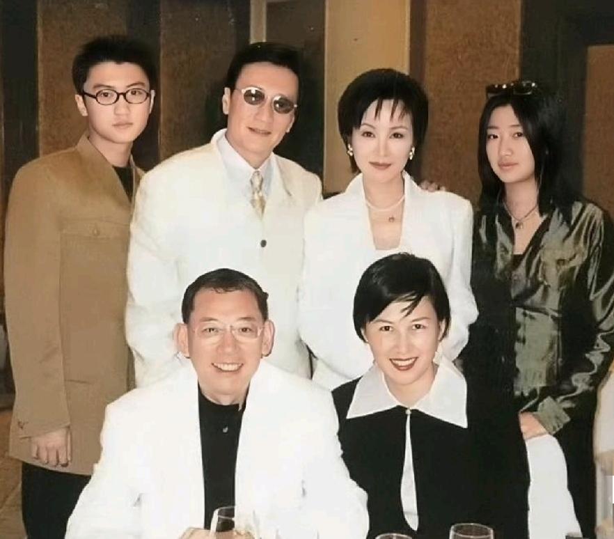 90年代的谢贤携全家和英皇老板杨受成夫妇的一张合影。谢贤和杨受成是相交50多年