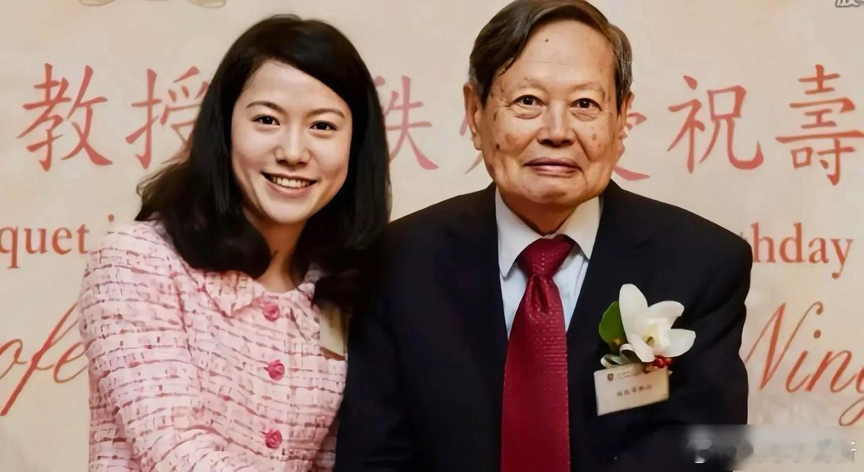 百岁杨振宁喊翁帆达令那刻，我才懂什么叫“老来有伴”，什么叫“智性恋”——不是谁离