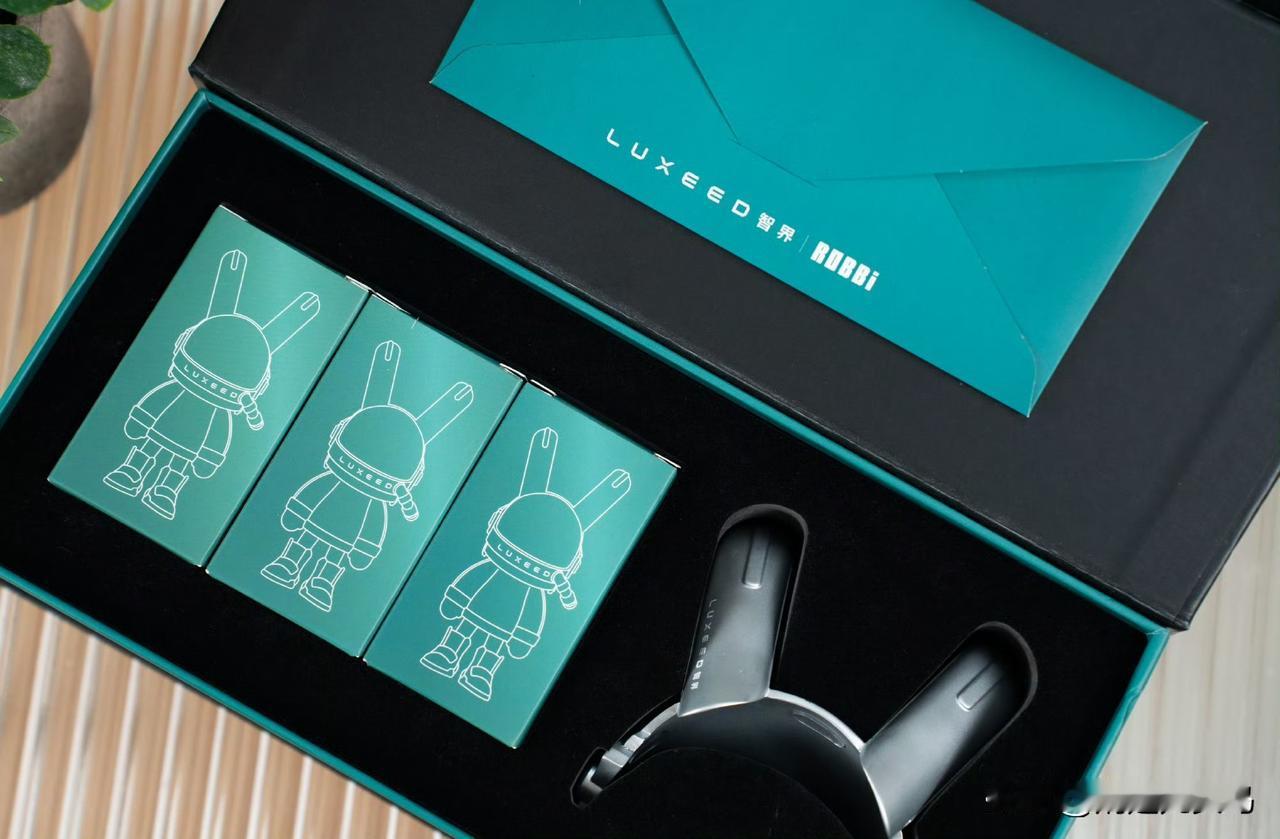 智界R7车主的专属仪式感，终于来啦！收到「智界×ROBBi」联名礼盒，里面有