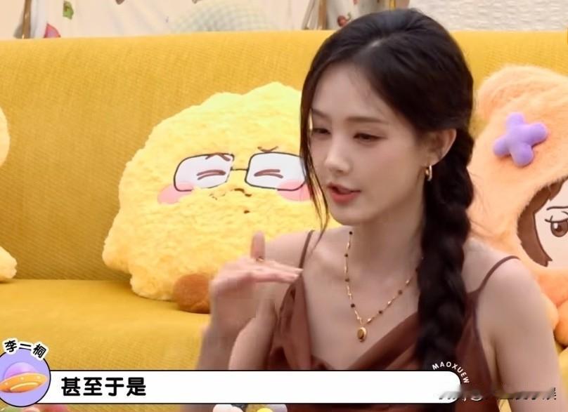 李雪琴问李一桐和王佳佳：“北舞要求的身材比例是多少？”李一桐说：“我们是民族