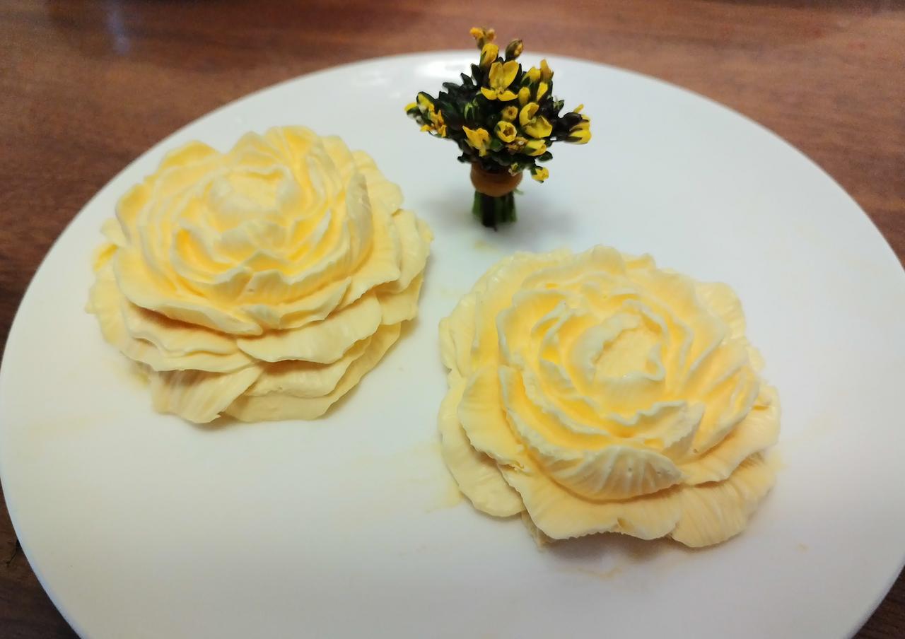 一大早就吃冰激淋的幸福谁懂啊。昨晚做了两朵冰激淋花，早上吃完饭忍不住拿出来品尝