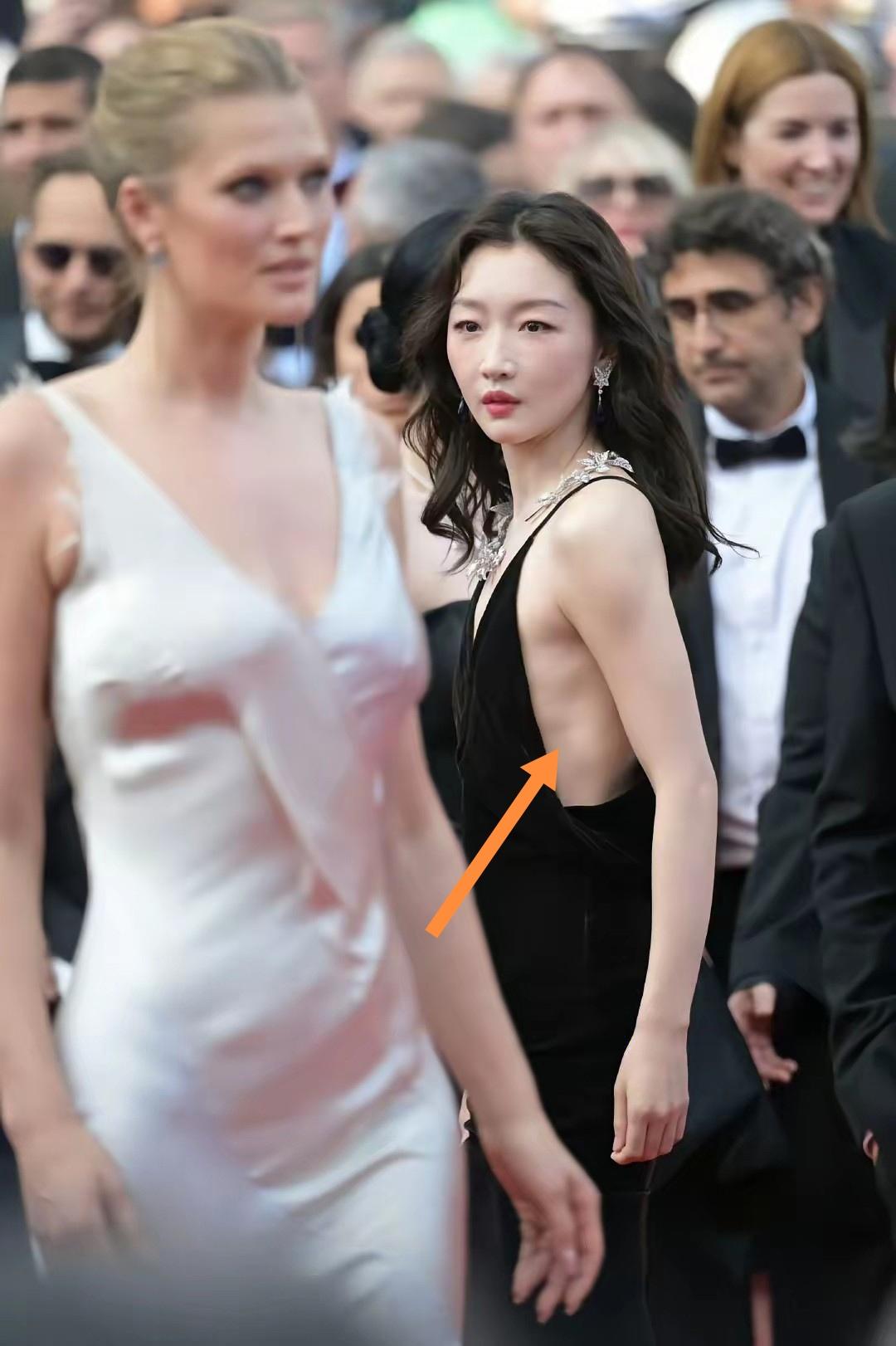 难怪周冬雨这神仙身材，羡煞了好多年轻姑娘。30多岁的人了，仍然轻盈得像个仙女