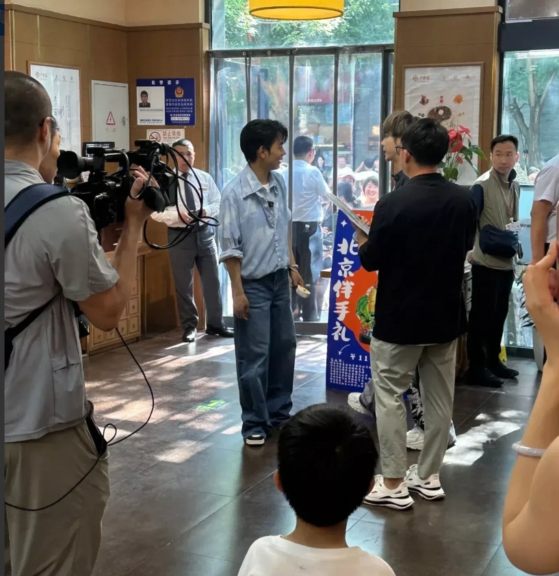 电视上看着一般般，真人巨帅啊。[点赞][点赞][点赞]