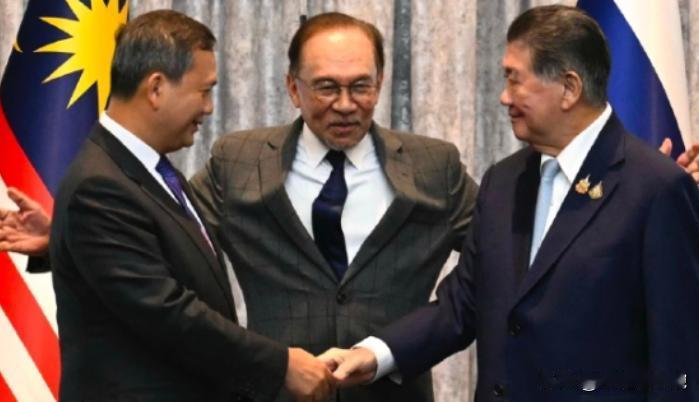 没想到泰柬边境打得正凶呢，柬首相洪玛奈却在国际上闹了个大笑话，直接上演“国际级社