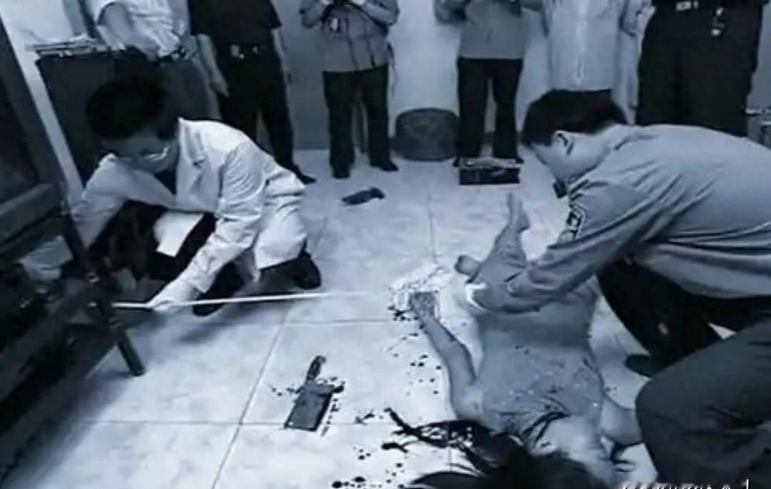 这事不是一句“恋爱纠纷”能说清的，也不是“疯了”或者“变态”就能盖过去的。法医