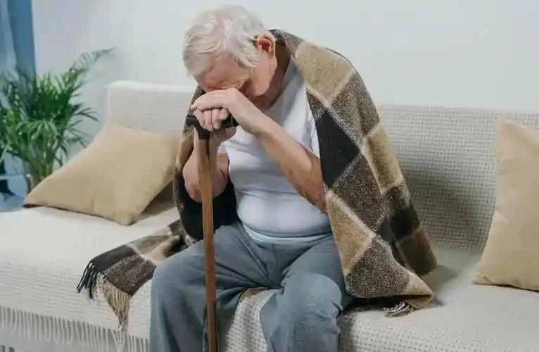 每吃一次，大脑萎缩就快一步？医生：这3物是老年痴呆“催化剂” 你每天往嘴里塞