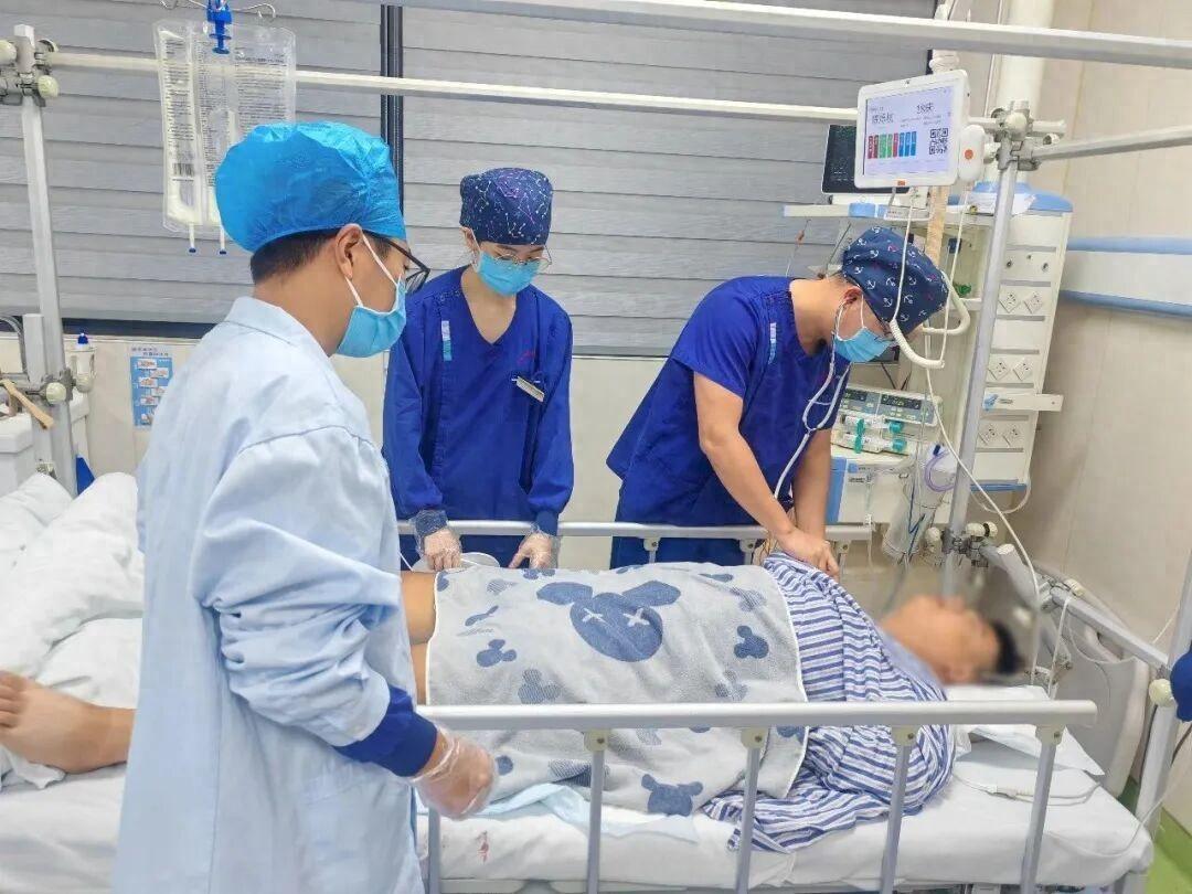 1米8、200斤男孩往1.2米泳池跳水，脑袋脖子磕到池底，当场身体就不受控制，周