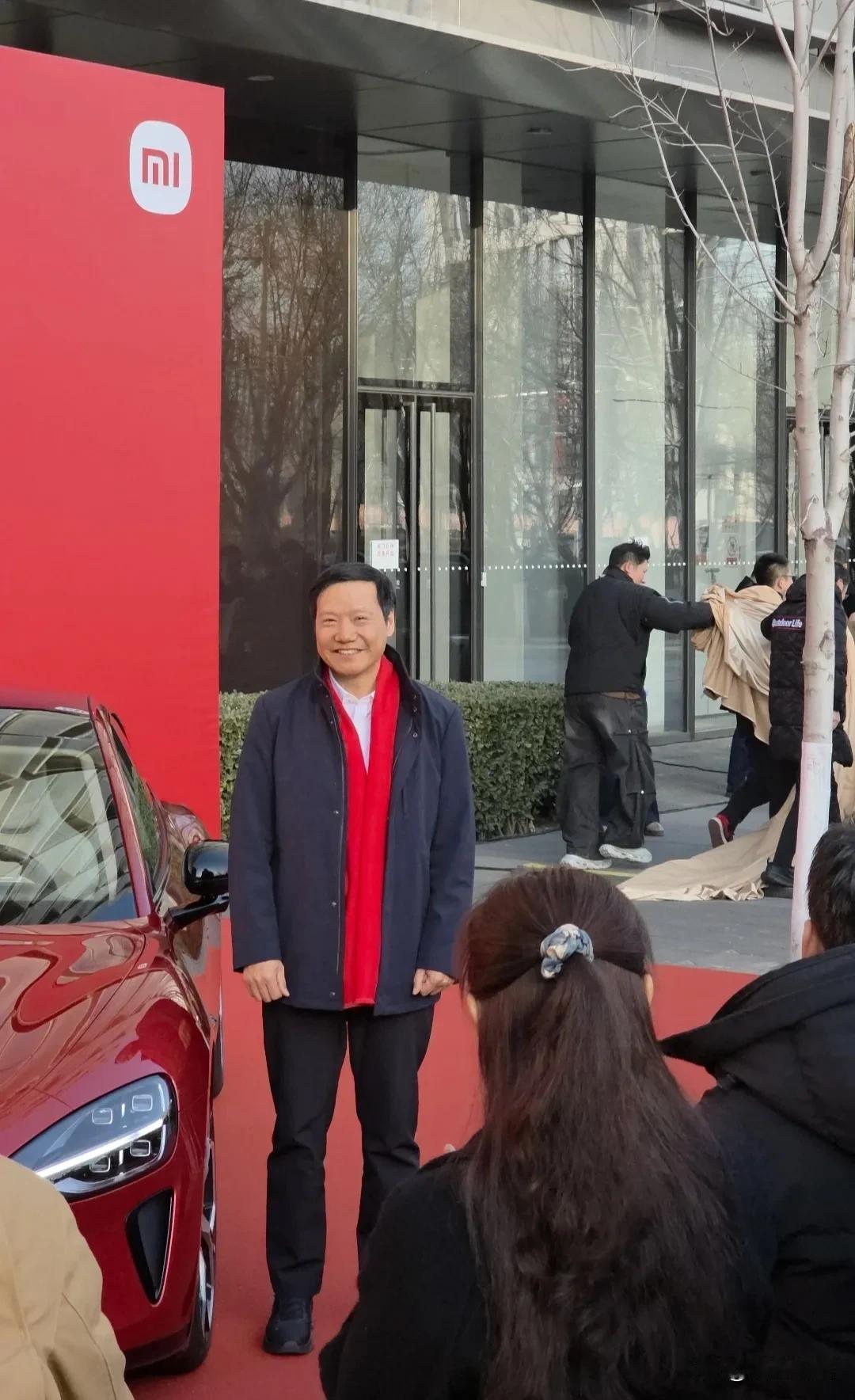 正月初八，小米总裁雷军，现身公司发红包，派钱的好大方，收红包好欢喜，现场一片欢乐