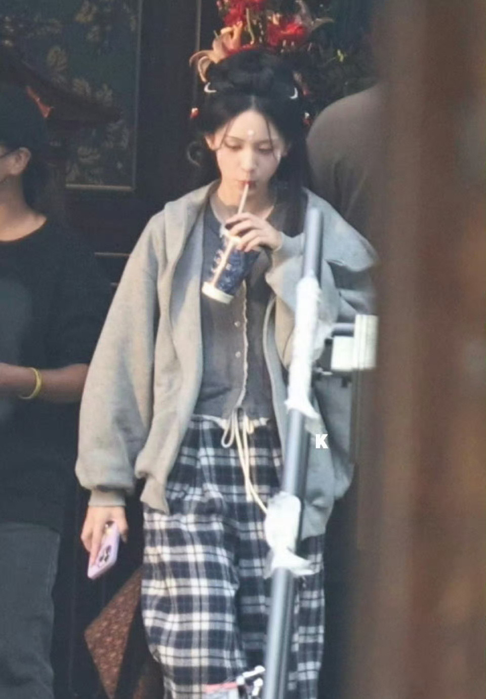 周也嘴角带血喝奶茶，太酷了吧，虽然是女孩子，但是真的酷！​​​