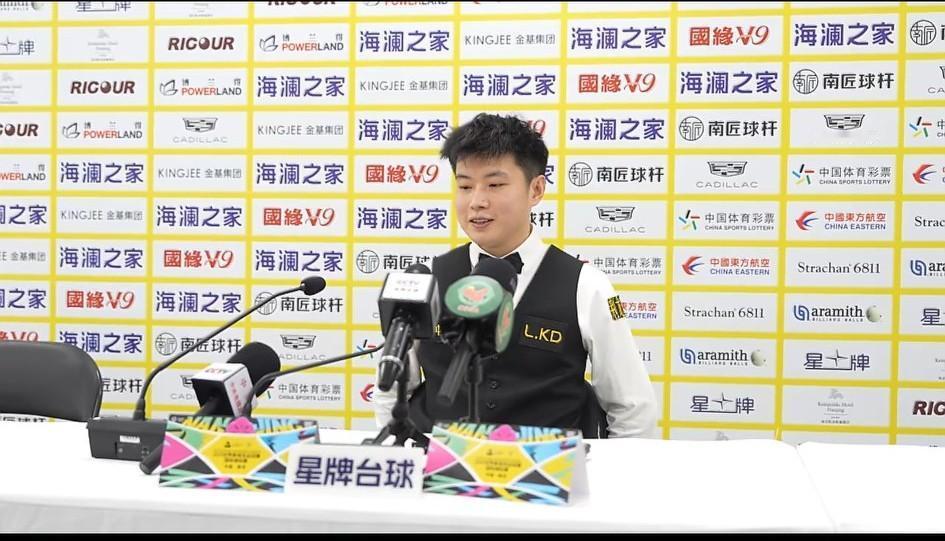 晋级国锦赛八强后，赵心童接受采访坦言，下一轮对阵塞尔比，比赛更艰难。斯佳辉本场