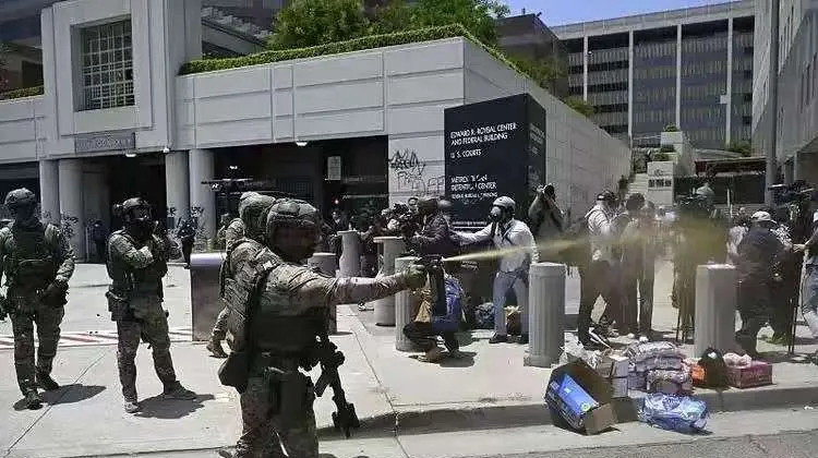 美国暴乱为啥没人持枪反抗洛杉矶街头乱成一锅粥，大家都在喊