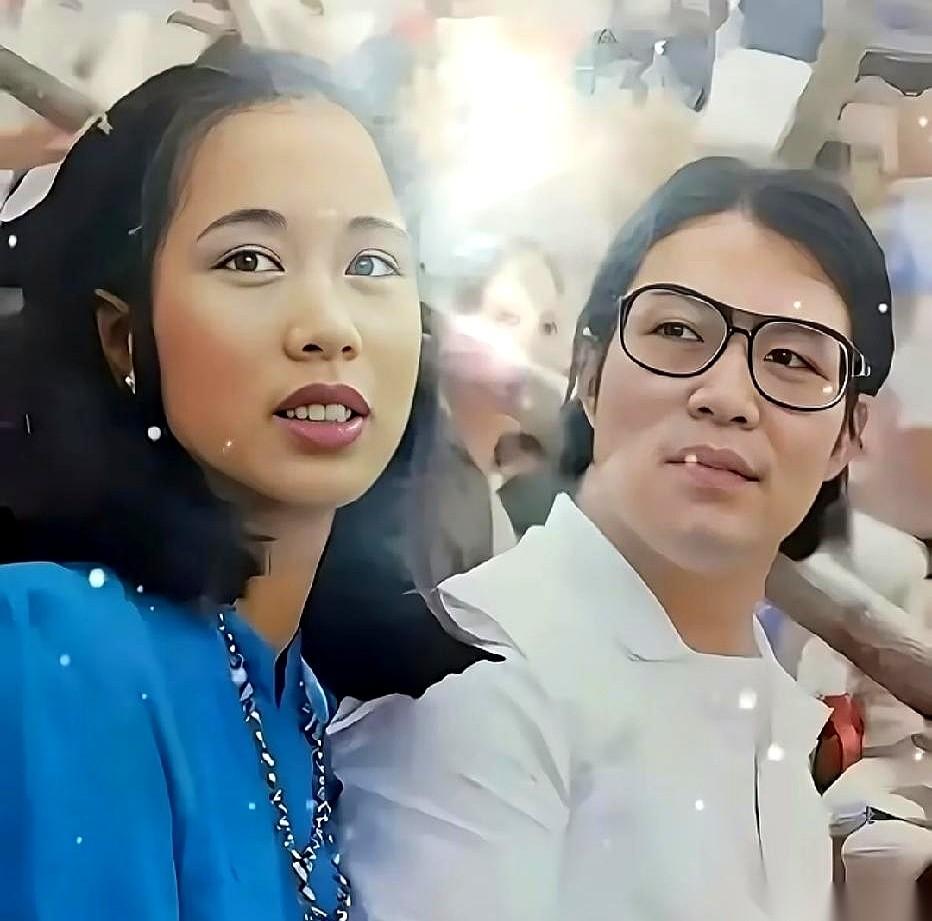 一张80年代的老照片，定格了香港豪门婚姻最真实的一角。照片里，是刚生下大儿子霍启