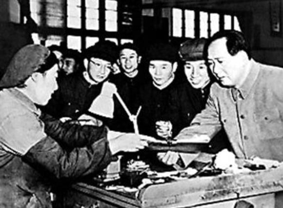 1948年，周总理看见毛主席一直在吃土豆丝，突然说道：这葱爆羊肉，是不是有点膻味