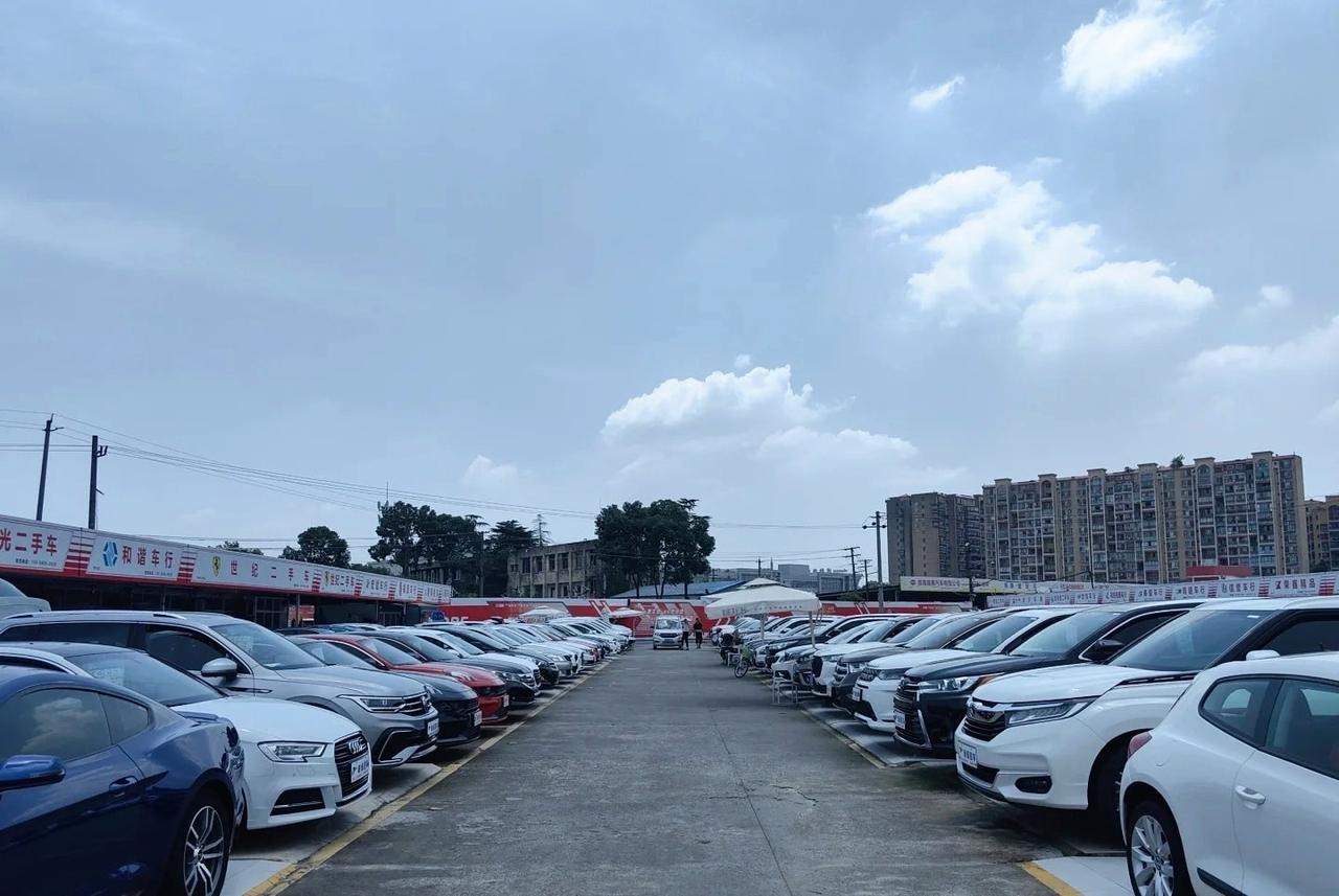 我觉得有能力买新车就尽量不要买二手车，现在车价也便宜。但是有些人手里的钱本来就少