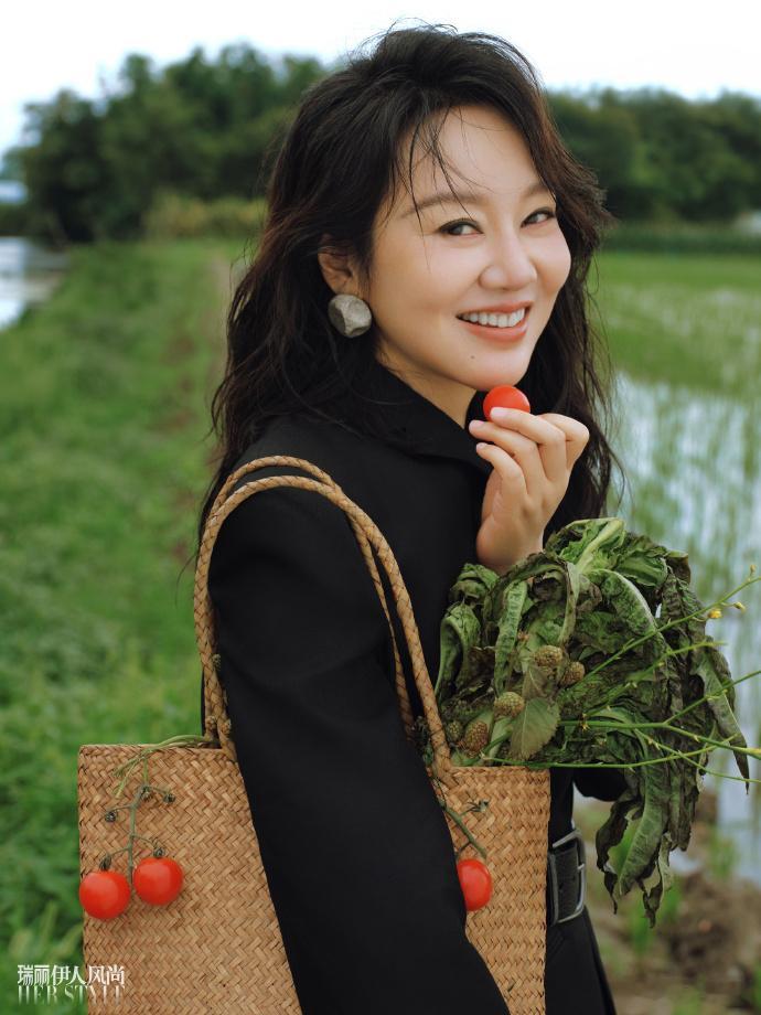 看到了闫妮身上的自由感闫妮田野大片充满着温柔的自由，真的是仿佛进入到这个初夏的