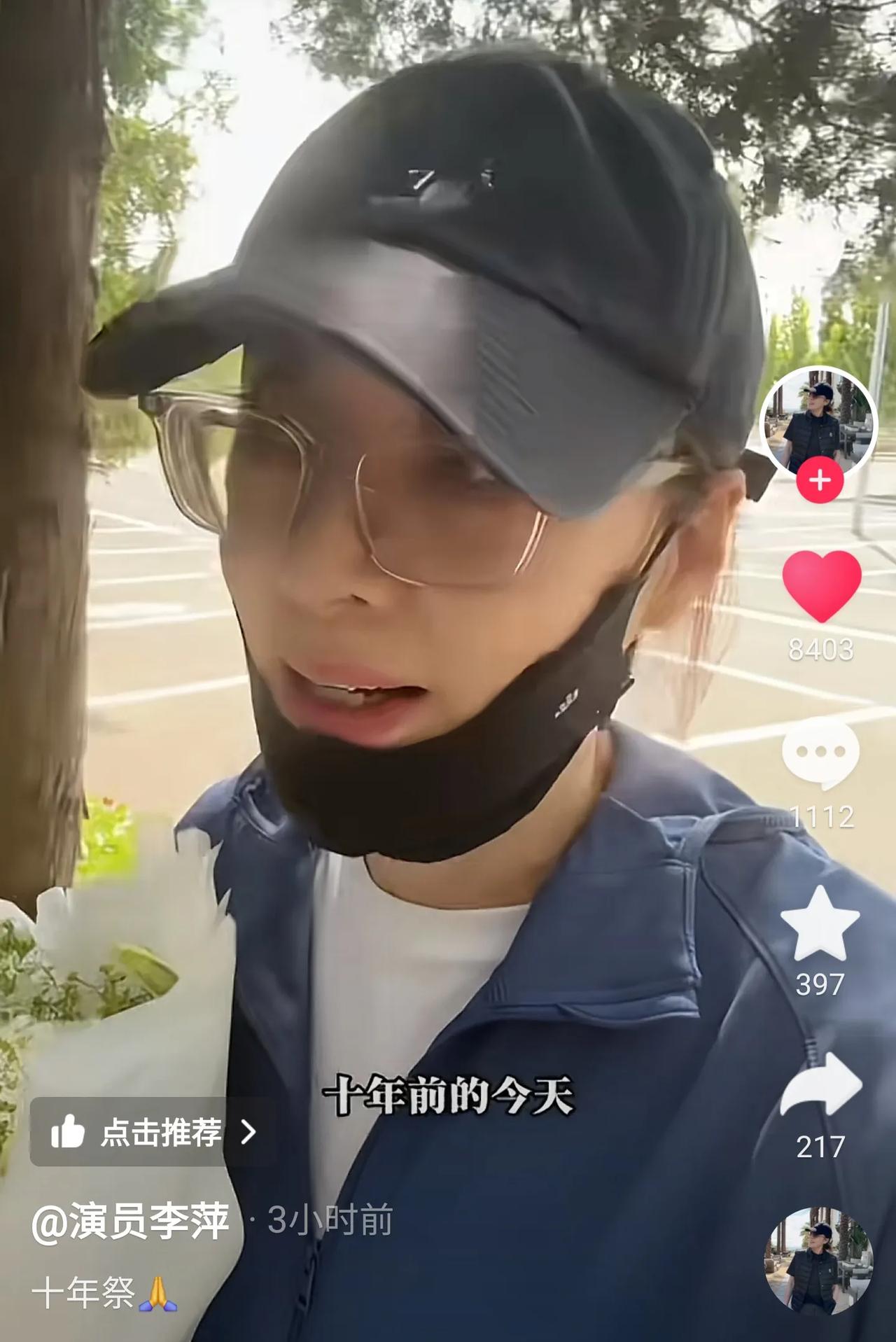演员李萍发出视频，悼念老公张谦去世10周年。张谦就是在《大宅门》里，饰演“胡总管