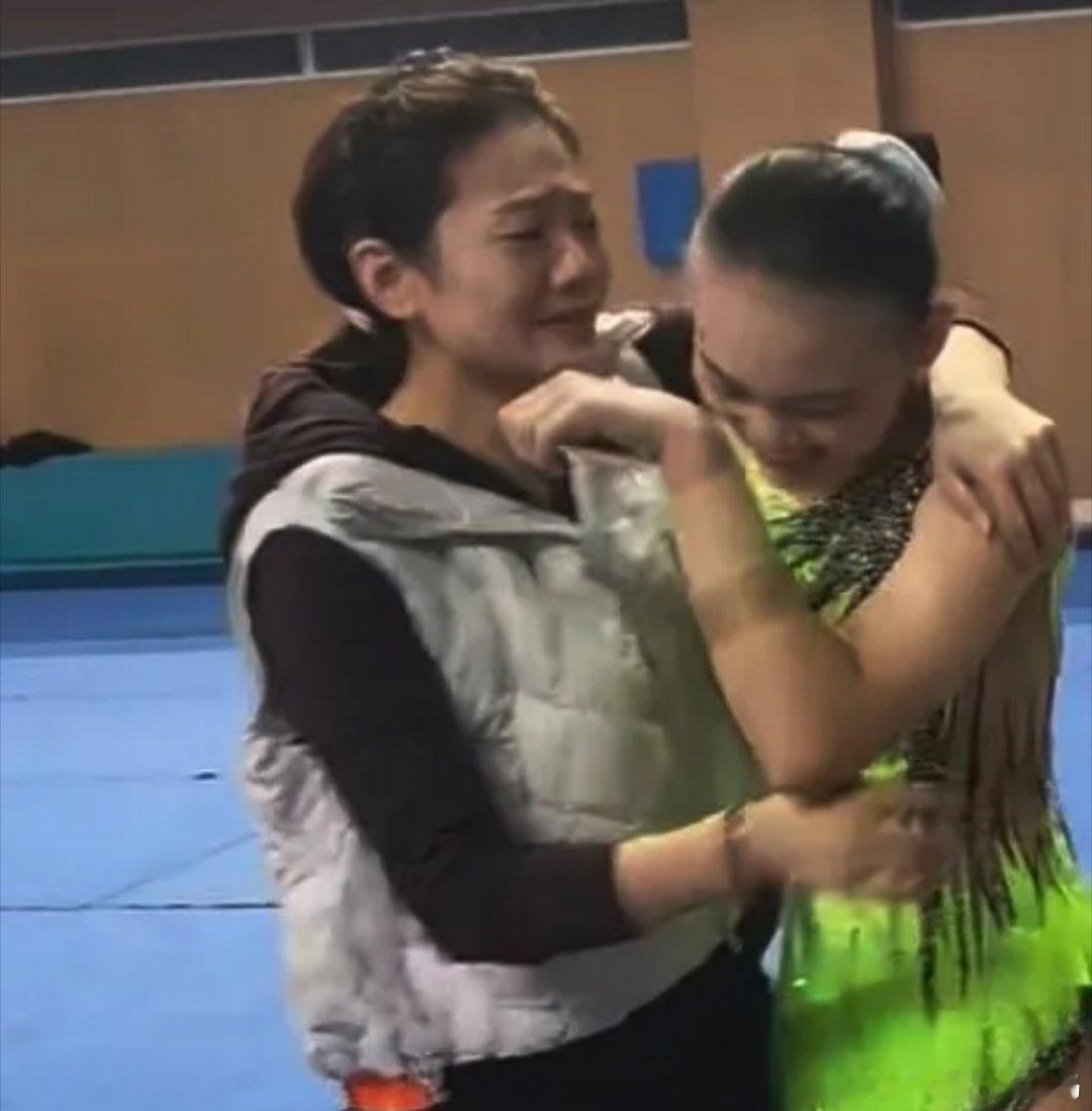 杨威家的双胞胎女儿赛场传来喜讯！9岁姐妹花出战河北体操赛事，斩获佳绩。姐姐杨雯葳