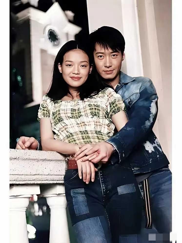 上世纪九十年代末，黎明与女友舒淇年轻时的旧照。看着照片，突然发觉舒淇和乐基儿颇为