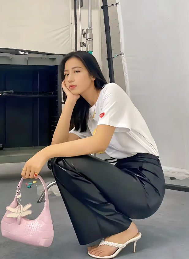 周雨彤，167cm，完美脚型，就是脚上的凉鞋太丑了，拉低了整体的档次，还显得脚有