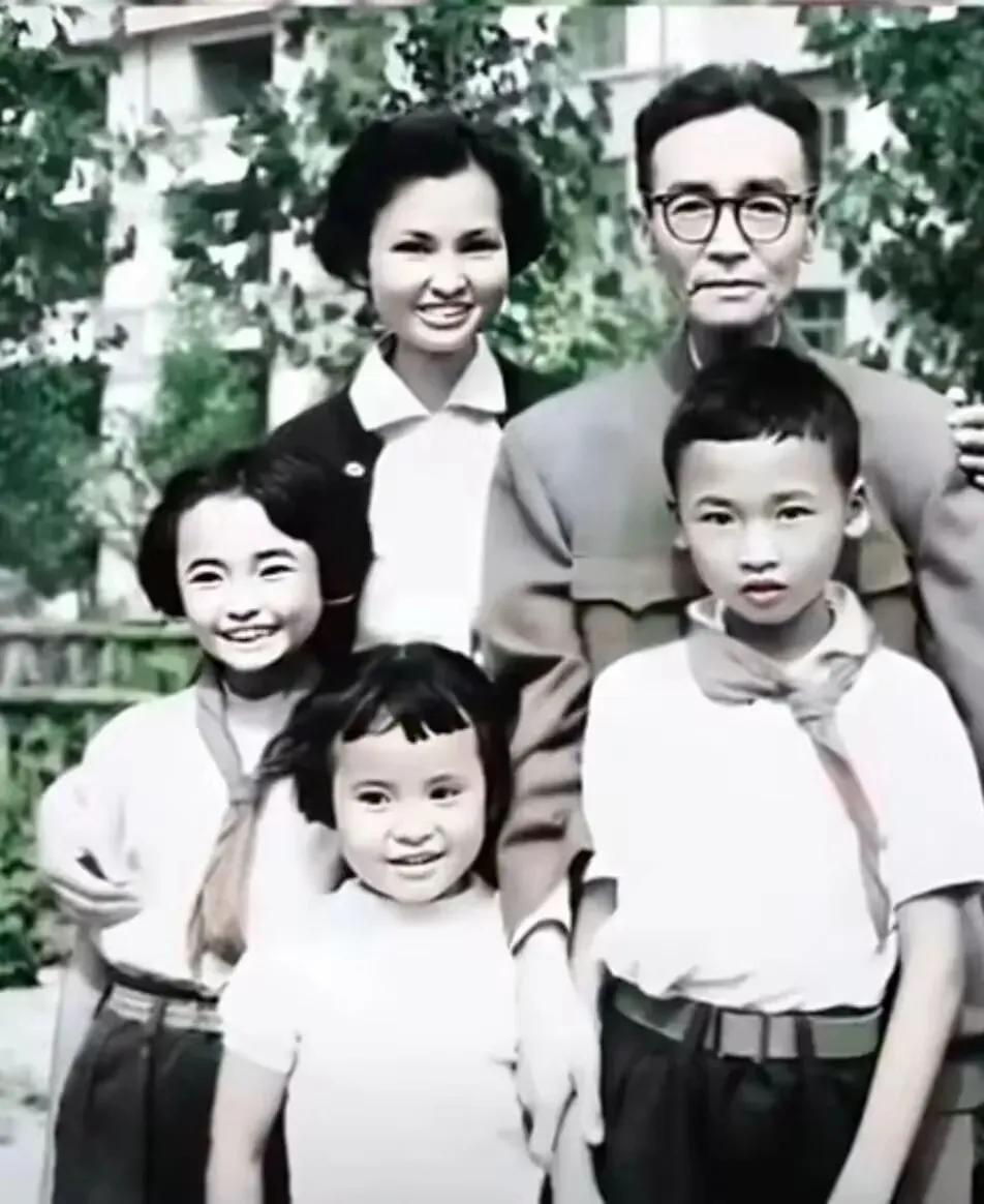 这张照片拍摄于1965年，后面的男性长者是我国著名建筑学家梁思成，挨着他站立的年