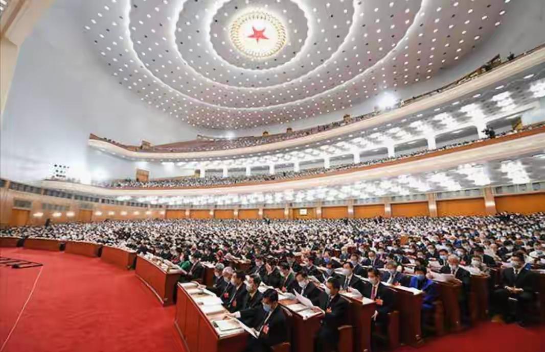 两会即将召开，老百姓最期待的9个民生好建议[鼓掌]：1、取消招聘年龄限制，35