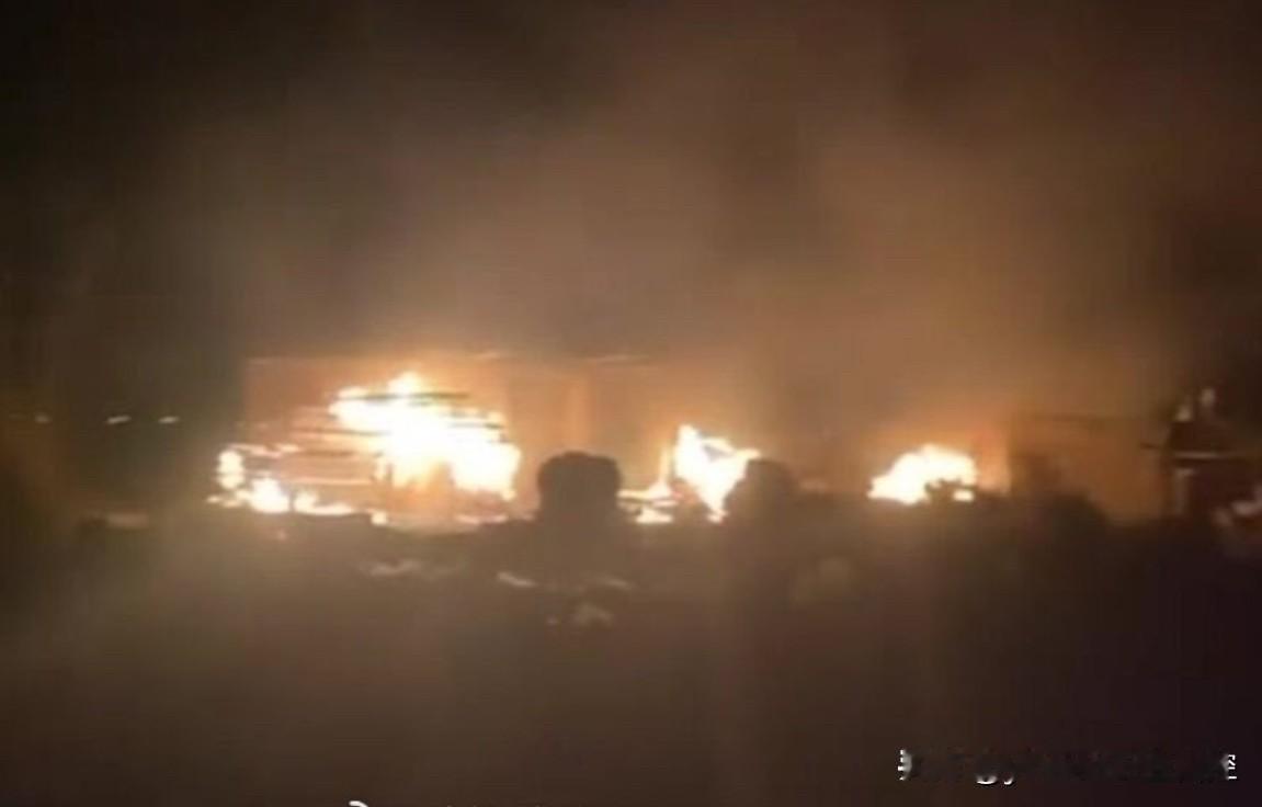 【巴空军打击巴塔恐怖分子】巴基斯坦新闻与广播部今天凌晨在社媒发布声明称