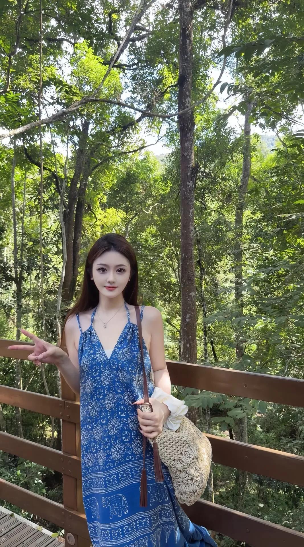 森林中的时尚穿搭，蓝色连衣裙搭配草编包，清新自然！街拍高清美女
