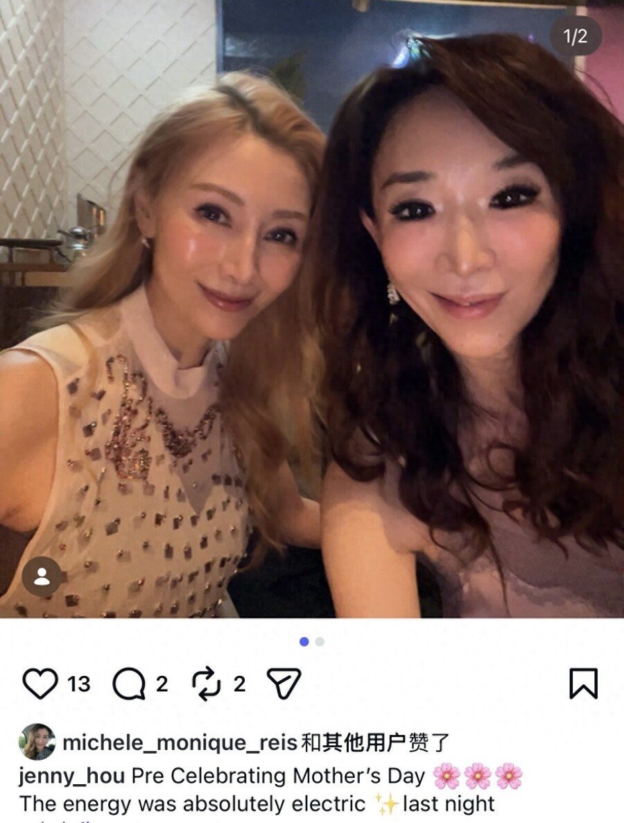 55岁李嘉欣提前庆祝母亲节，穿无袖薄纱身材纤瘦，15岁儿子没现身