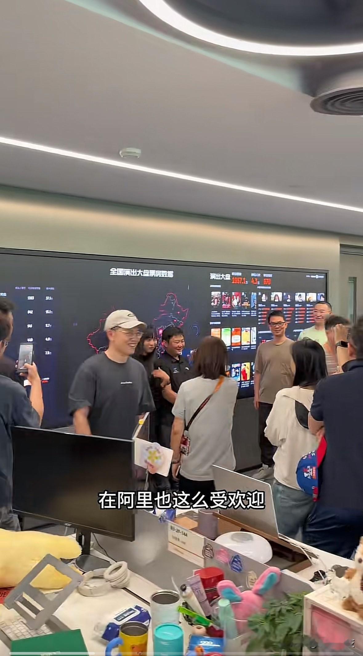 张雪现身阿里北京总部引发员工围观，人气非常旺盛，大家争相和张雪合影，张雪还坐了一