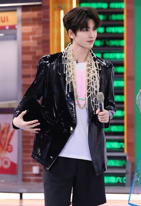 这什么大型抽象现场完全没有想到张凌赫抽到的礼物，居然是徐志胜送的非常的具有特色的