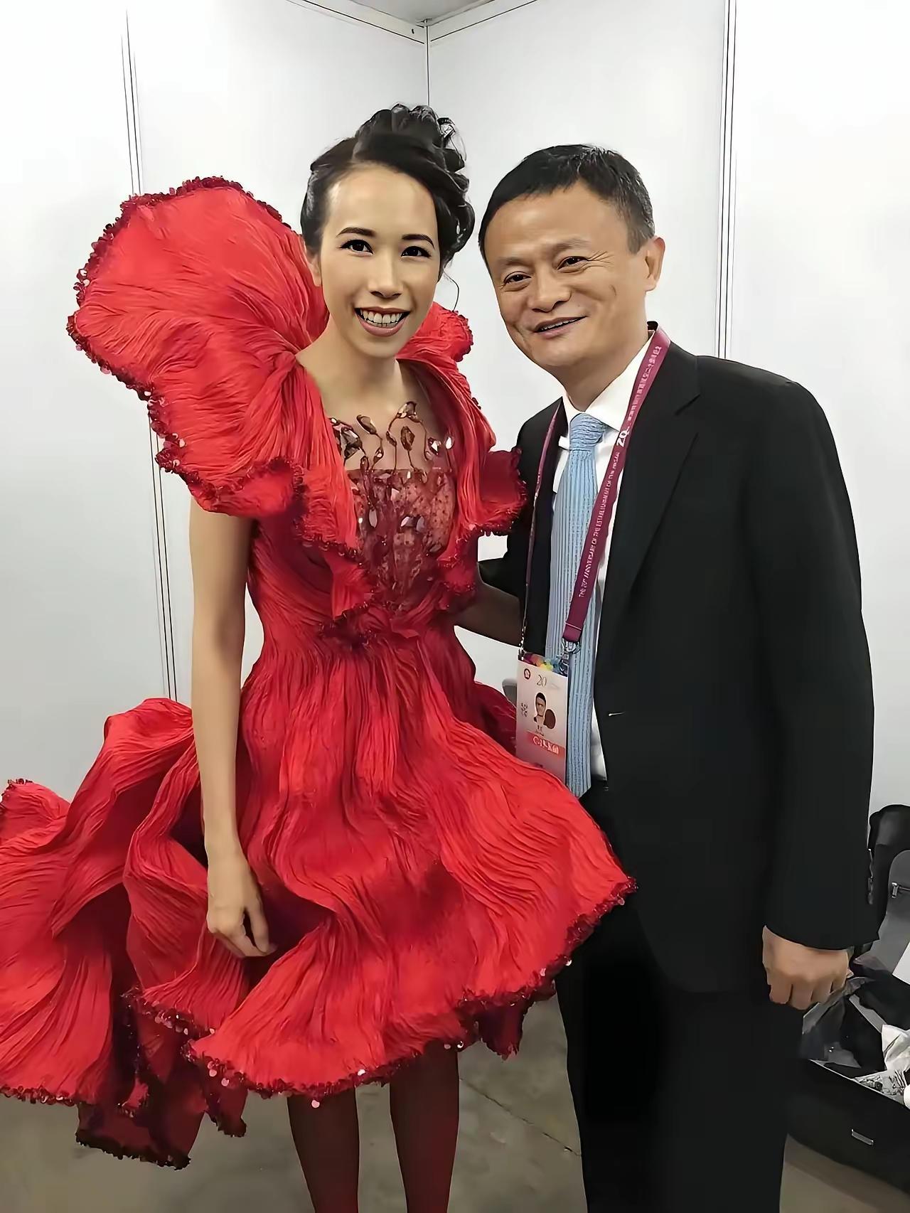 哈哈，正可谓是身材有多美，五官就有多磕碜。莫文蔚和马云同框，一身大红色裙，裙子