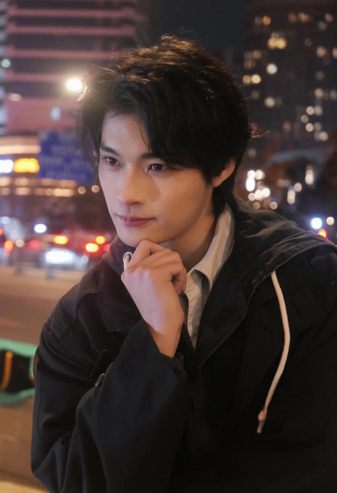 这套焊身上。1205晚♟️sd街拍之谢谢，实在是太帅了，就是看着稍微有一点冷