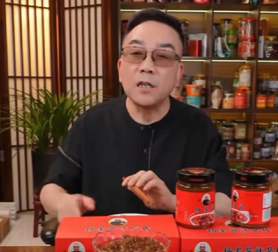 杨老五继小布鞋儿之后，再一次推出了重磅产品，杨家酱。其实就是普通的炸酱，只不过是