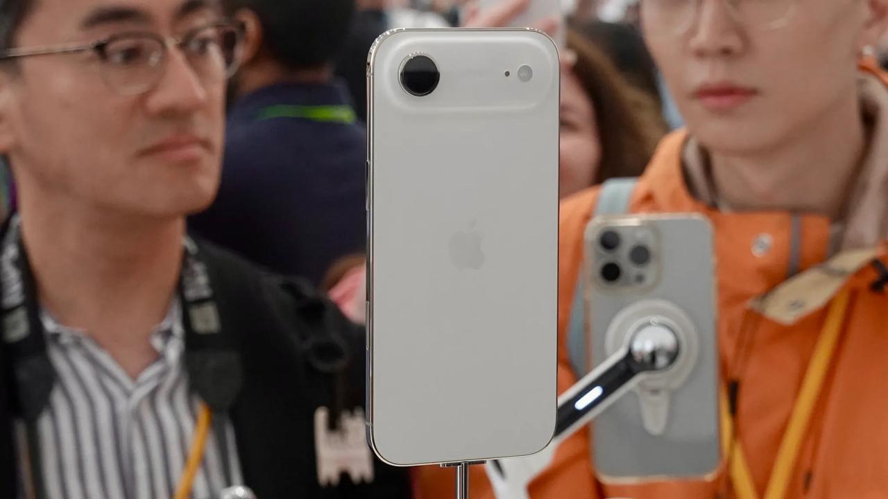 中国移动：已经支持eSIM手机业务，后续开放。中国电信：eSIM手机业务已经