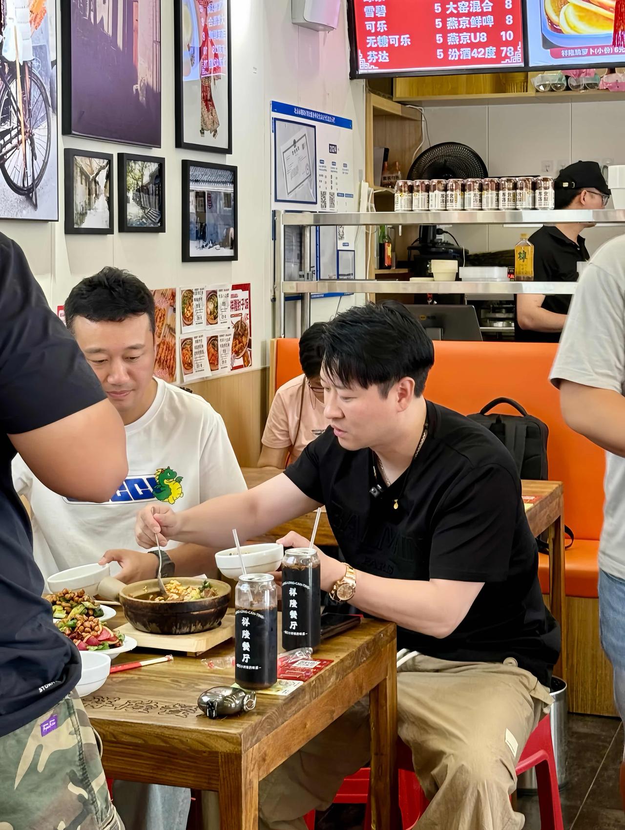 近日，有位网友在北京某小饭馆偶遇曹云金，他与好友一起吃饭的画面。看曹云金干饭