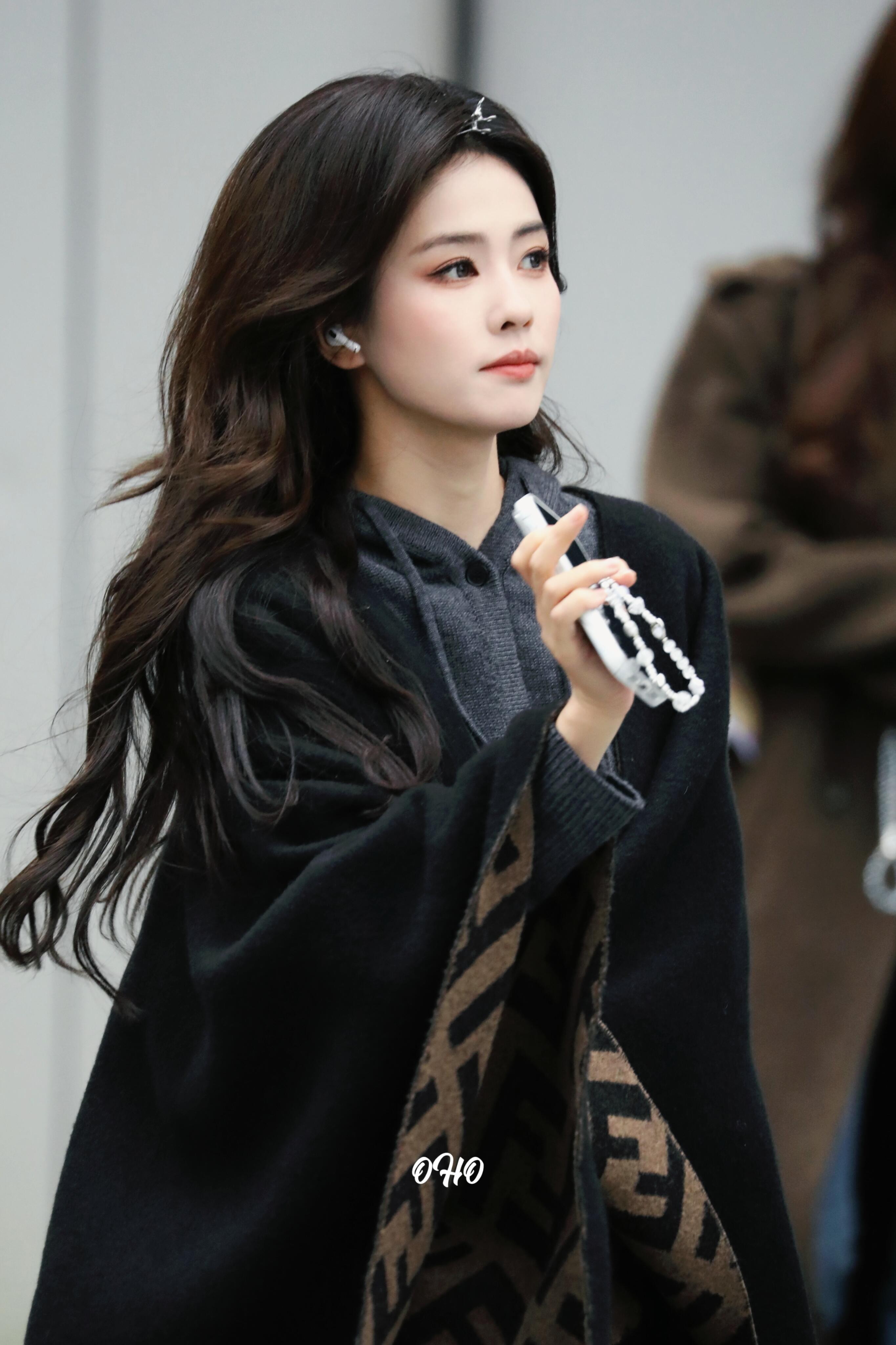 在🍠看到白鹿hi6上班路人拍的路透特别温柔美丽的女明星几张图片都记录下了这个