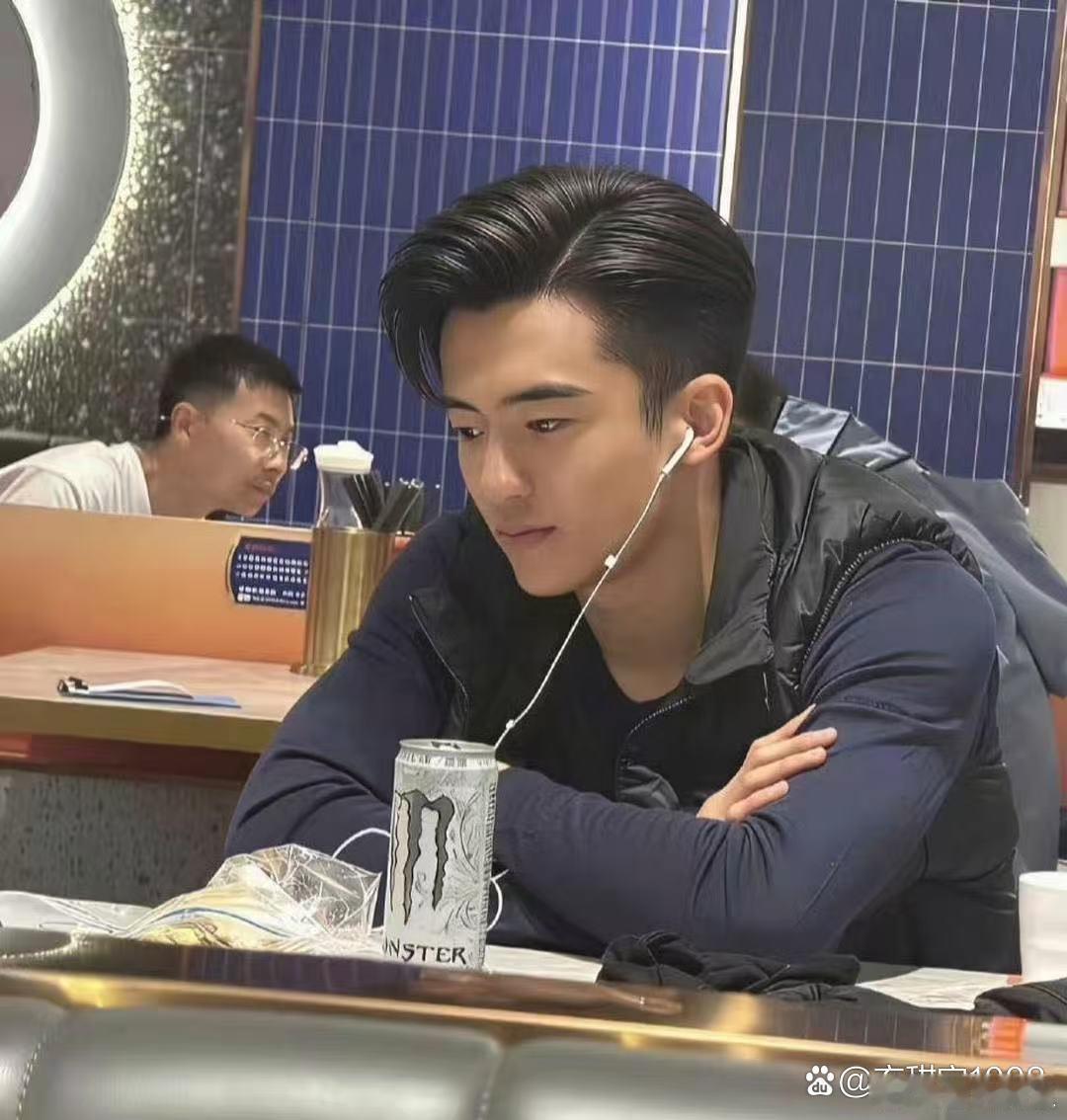 谢霆锋儿子新发型亮相，眉眼轮廓复刻老爸，简直和谢霆锋长得一模一样。