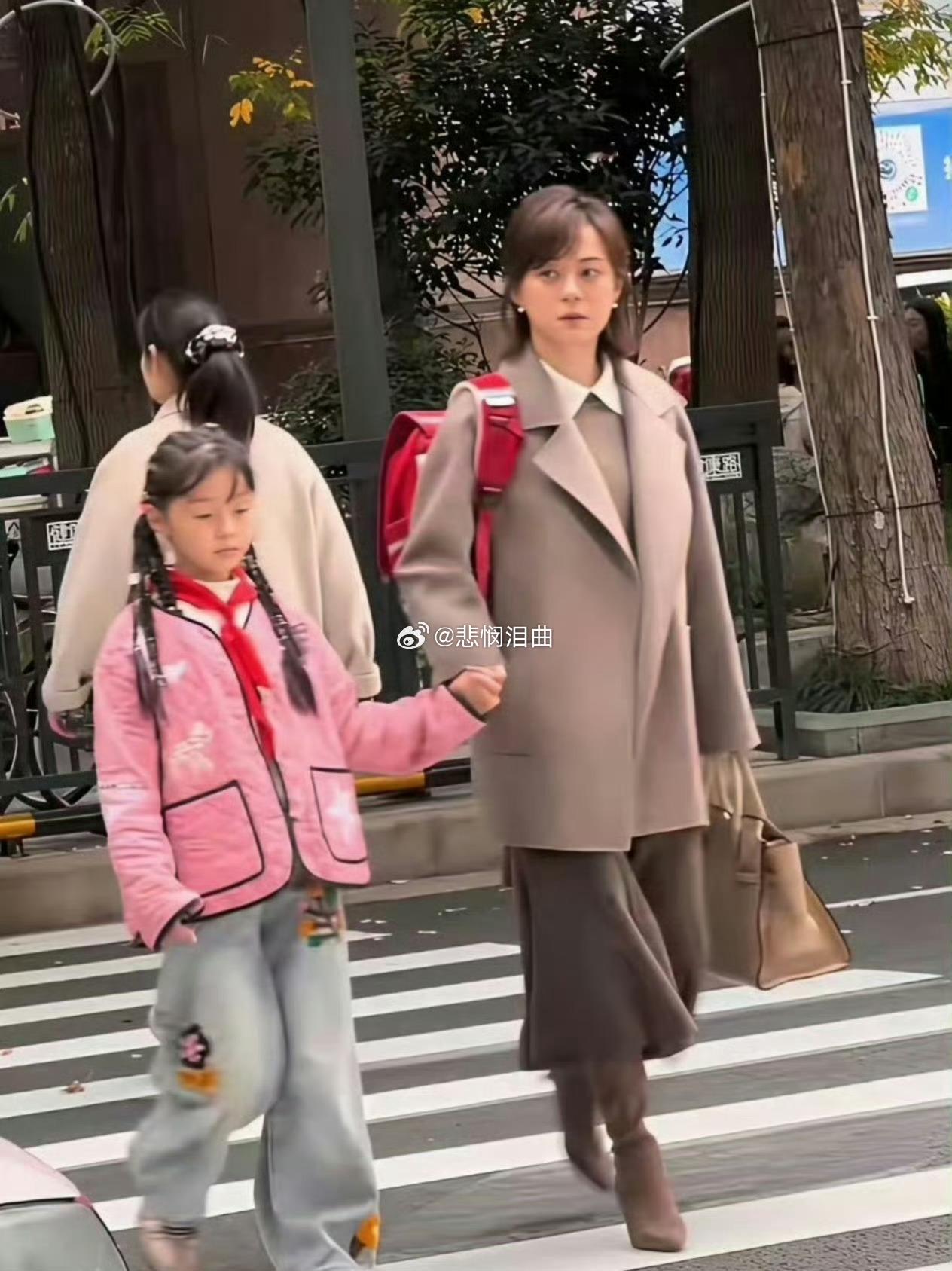 孙俪接送女儿上学，好接地气！女儿长得像爸爸，基因真好啊