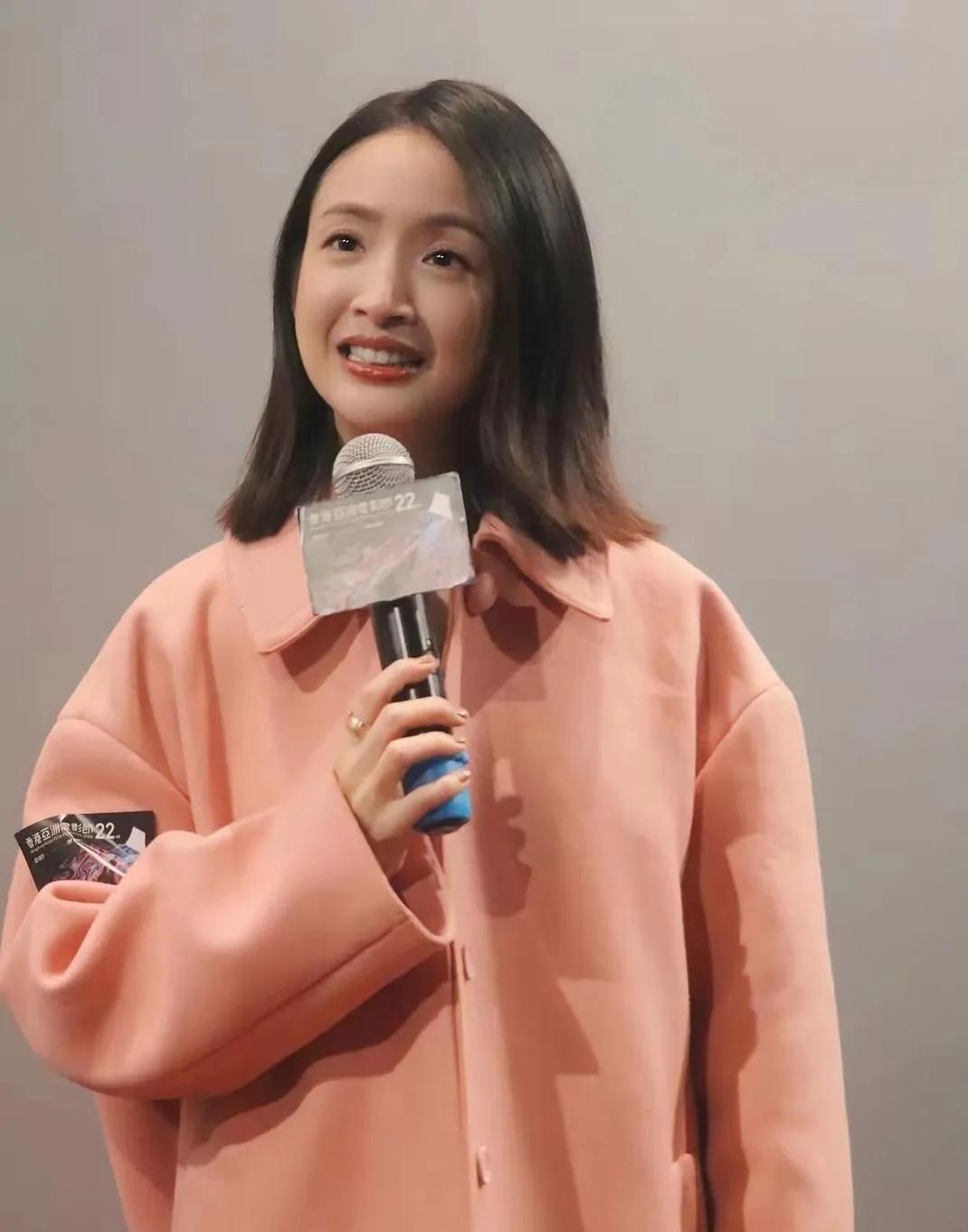 林依晨二胎后亮相香港亚洲电影节，43岁状态绝了！橘粉大衣+甜笑，冻龄感直接封神