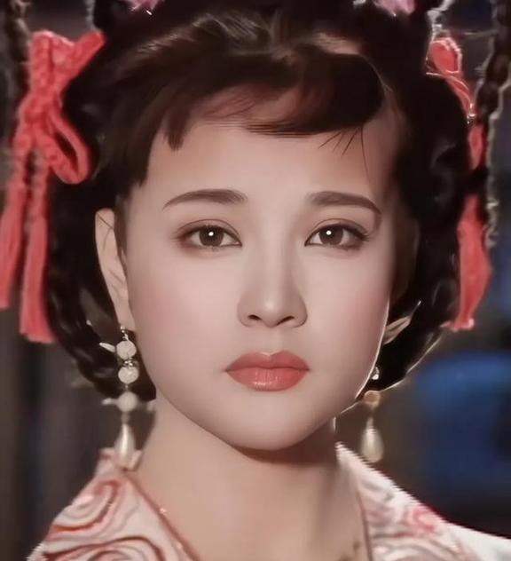 一天，太子李弘无意中路过掖庭，看到被幽禁的两个姐姐，都三十多岁了还没有嫁人，心中